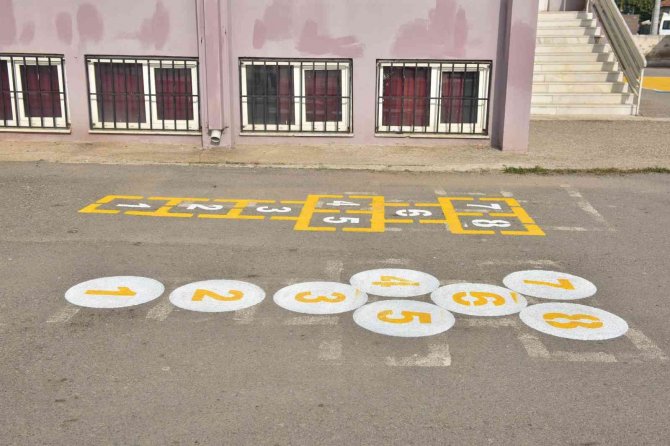 Kepez’de Okul Bahçelerine Geleneksel Oyun Alanları Oluşturuluyor