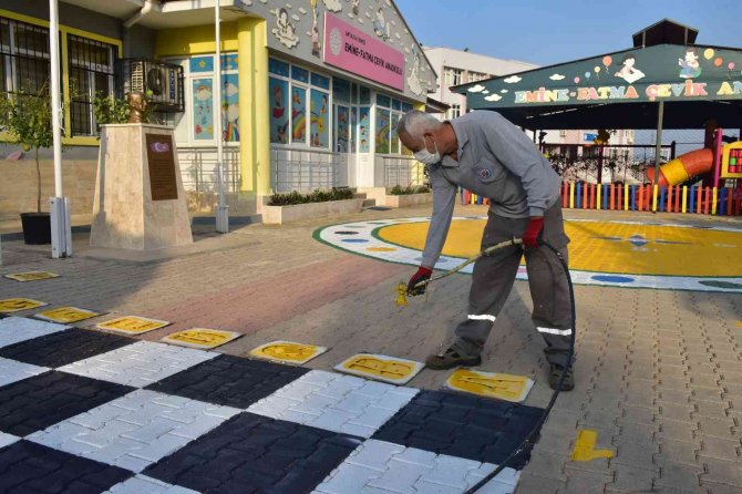 Kepez’de Okul Bahçelerine Geleneksel Oyun Alanları Oluşturuluyor