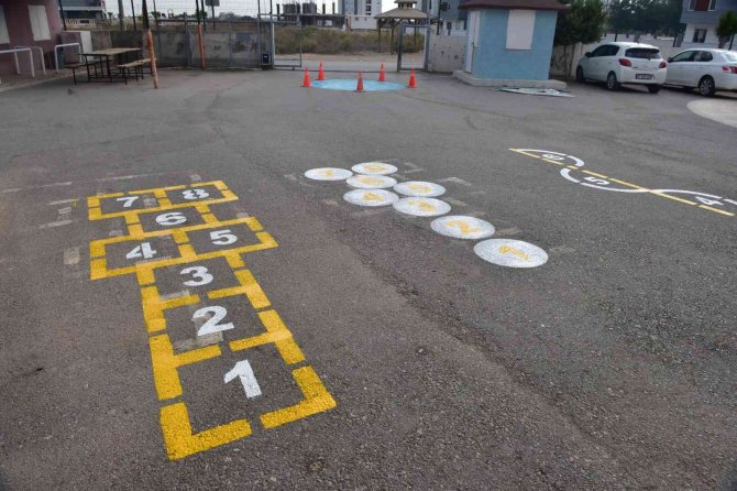 Kepez’de Okul Bahçelerine Geleneksel Oyun Alanları Oluşturuluyor