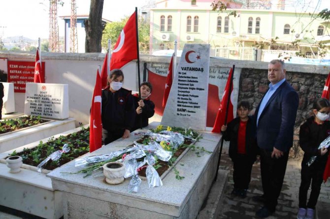 Şehit Kaymakam Saim Bey Kabri Başında Anıldı