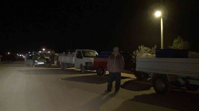 Sezonun İlk Zeytin Sıkımında Fabrika Önlerinde Uzun Kuyruklar Oluştu