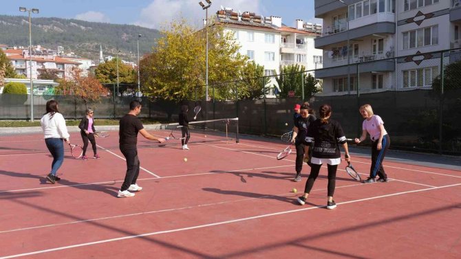 Ev Hanımlarına Ücretsiz Tenis Kursu