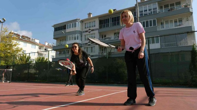 Ev Hanımlarına Ücretsiz Tenis Kursu
