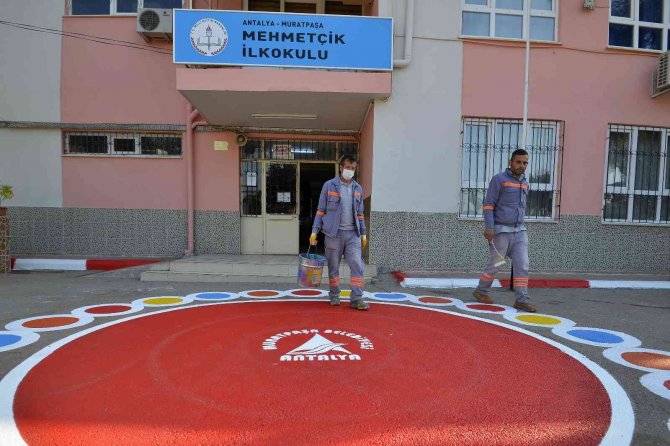 Muratpaşa’da Okul Bahçelerinde Oyun Alanları Yapılıyor