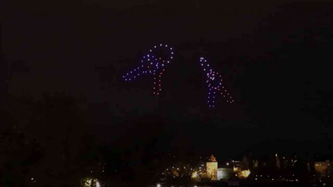 Prag’daki Işıklı Drone Gösterisi İzleyenleri Hayran Bıraktı