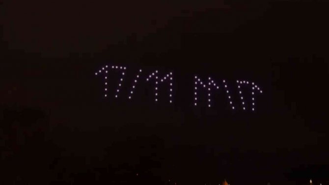 Prag’daki Işıklı Drone Gösterisi İzleyenleri Hayran Bıraktı