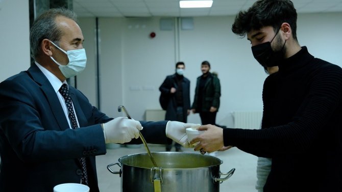Rektör Yıldız’dan Öğrencilere Sıcak Çorba İkramı