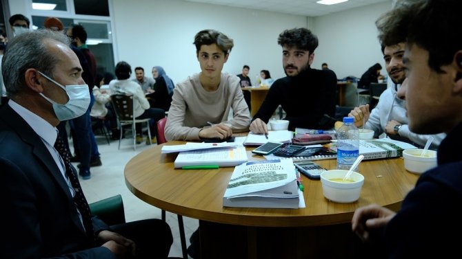 Rektör Yıldız’dan Öğrencilere Sıcak Çorba İkramı