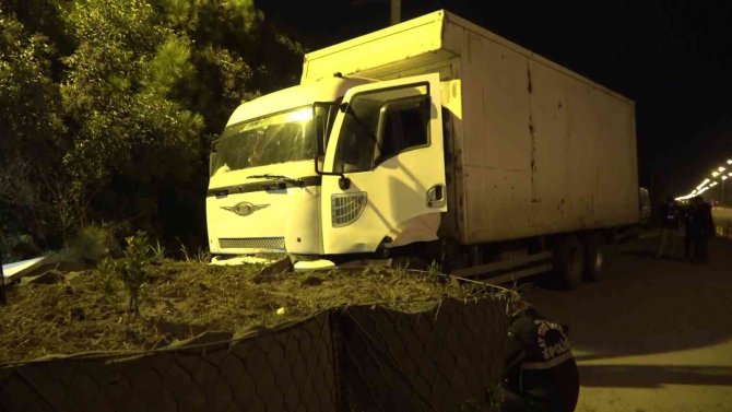 Tekstil Yüklü Kamyon Polis Uygulama Noktasına Daldı