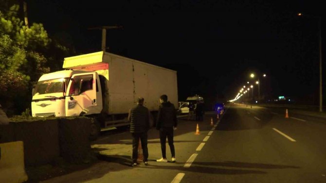 Tekstil Yüklü Kamyon Polis Uygulama Noktasına Daldı