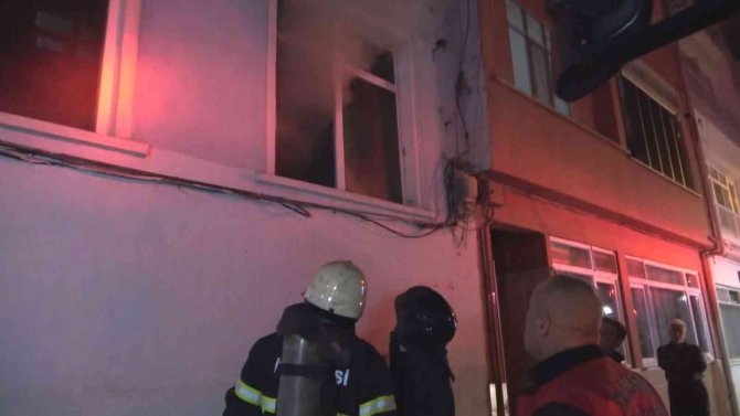 Tutuşturucu Jel İle Sobayı Yakmak İsterken Evi Yaktı