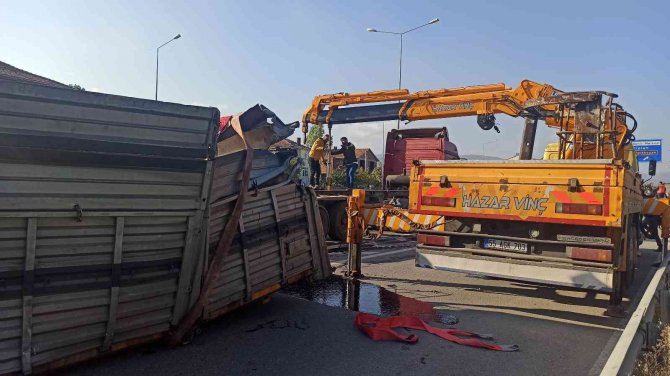 Tırın Damperi Üst Geçide Takıldı
