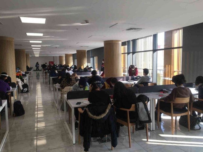 Eskişehir İ̇l Halk Kütüphanesi’nde Öğrenci Yoğunluğu