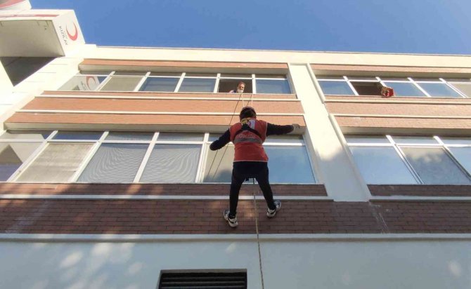 Manisa’da Türk Kızılay Afet Timi ‘Hayat Kurtaran’ Eğitimden Geçti