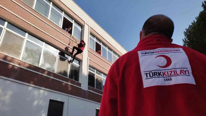 Manisa’da Türk Kızılay Afet Timi ‘Hayat Kurtaran’ Eğitimden Geçti