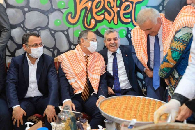 Yerel Yönetimler Başkanı Özhaseki Şanlıurfa Standında