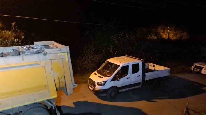 Vatandaşlar Cüruf Tesisine Giden Kamyonların Önünü Kestiler