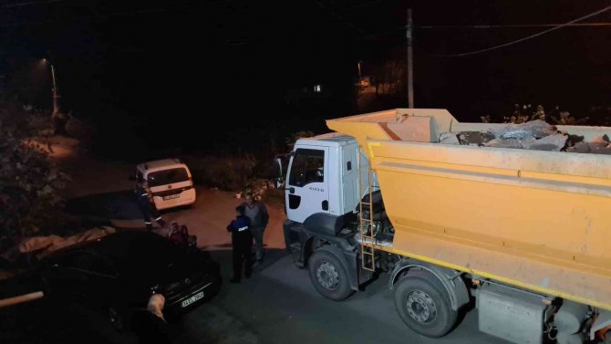 Vatandaşlar Cüruf Tesisine Giden Kamyonların Önünü Kestiler