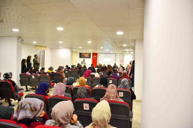 Yönetmenler Ve Oyuncular Yurtlarda Kalan Öğrencilerle Buluştu
