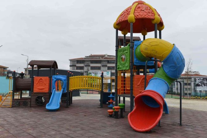 Başkan Yüksel Yapımı Süren Spor Sahalarını Denetledi