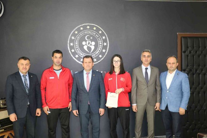 Özge Yılmaz Ali İ̇hsan Kabakcı’yı Ziyaret Etti