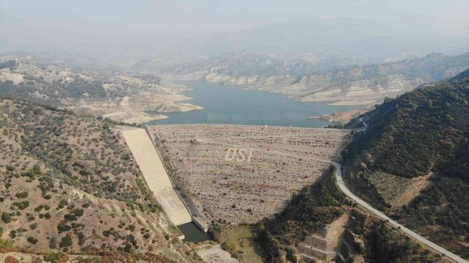 İ̇kizdere Barajı’ndaki Düşen Su Seviyesi Vatandaşları Tedirgin Ediyor