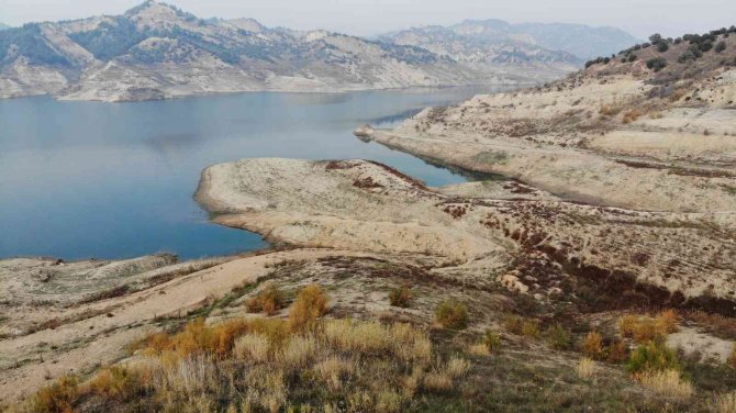 İ̇kizdere Barajı’ndaki Düşen Su Seviyesi Vatandaşları Tedirgin Ediyor