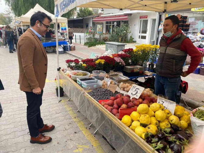 Kuşadası Belediye Başkan Vekili Tibet Özer Yöresel Ve İ̇yi Tarım Ürünleri Sokağı’nda İncelemelerde Bulundu