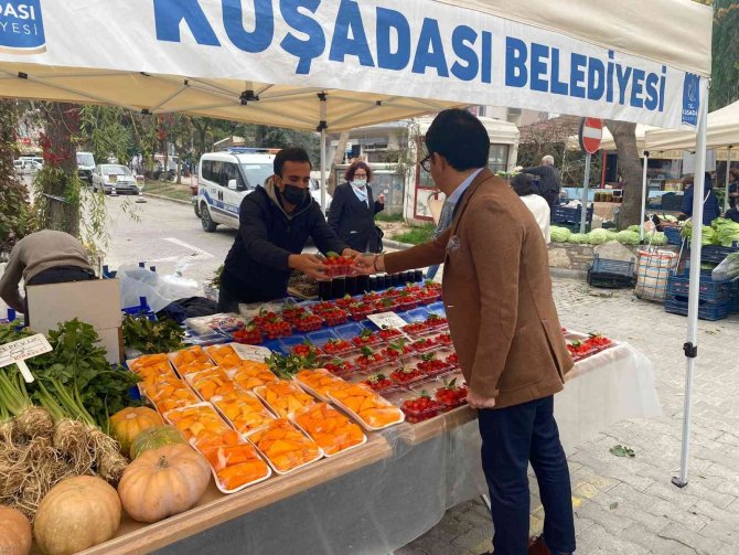 Kuşadası Belediye Başkan Vekili Tibet Özer Yöresel Ve İ̇yi Tarım Ürünleri Sokağı’nda İncelemelerde Bulundu