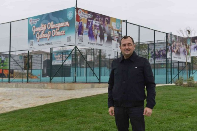 Başkan Yüksel Yapımı Süren Spor Sahalarını Denetledi