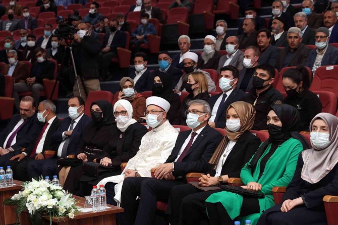 Diyanet İ̇şleri Başkanı Erbaş: “Samimiyet İçin, Başkalarının İyiliği Adına Çalışmaktan Huzur Duymalıyız”