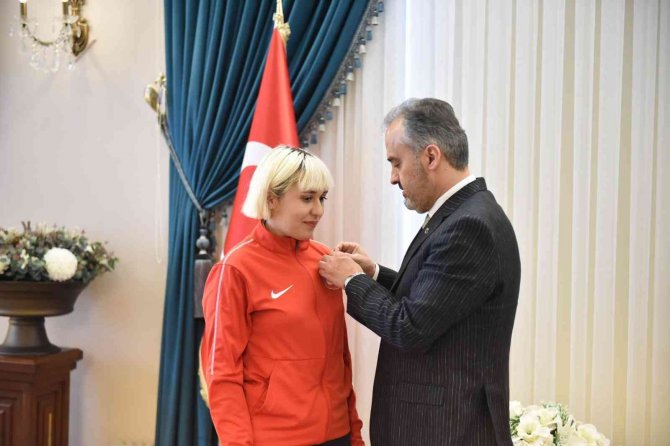 Ödüllü Sporculardan Başkan Aktaş’a Ziyaret