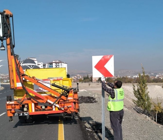 Elazığ Belediyesi Yön Levhalarını Yeniliyor
