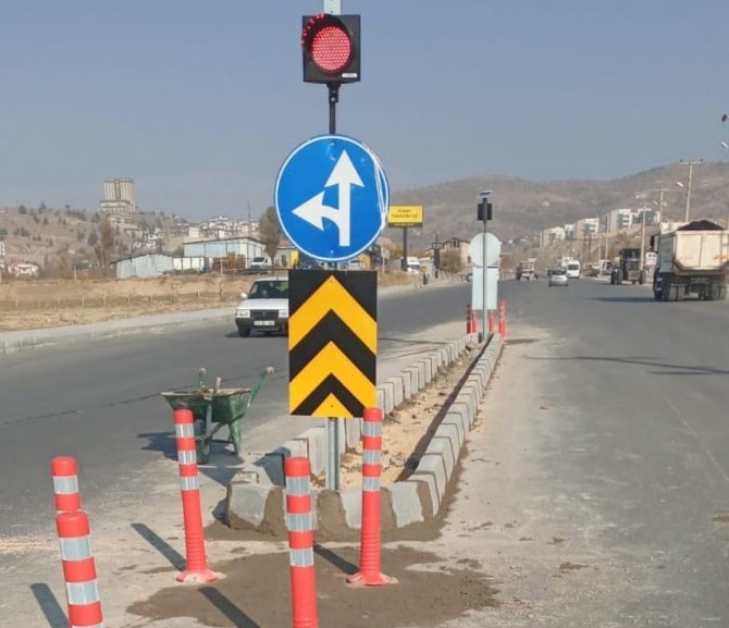 Elazığ Belediyesi Yön Levhalarını Yeniliyor