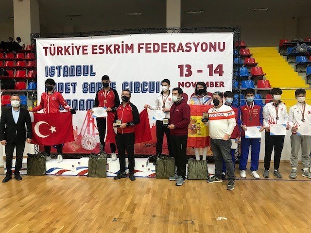 Yıldız Eskrimciler Fırtına Gibi