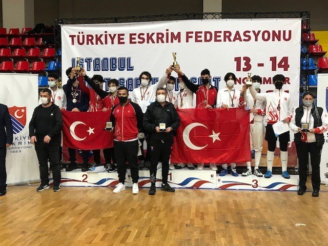 Yıldız Eskrimciler Fırtına Gibi