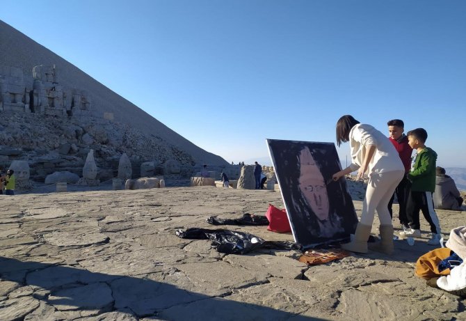 Ressam, Nemrut Dağı’nda Canlı Performans Sergiledi
