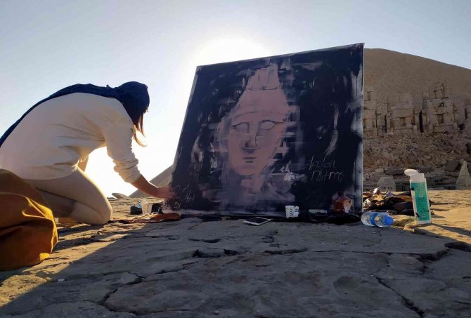 Ressam, Nemrut Dağı’nda Canlı Performans Sergiledi