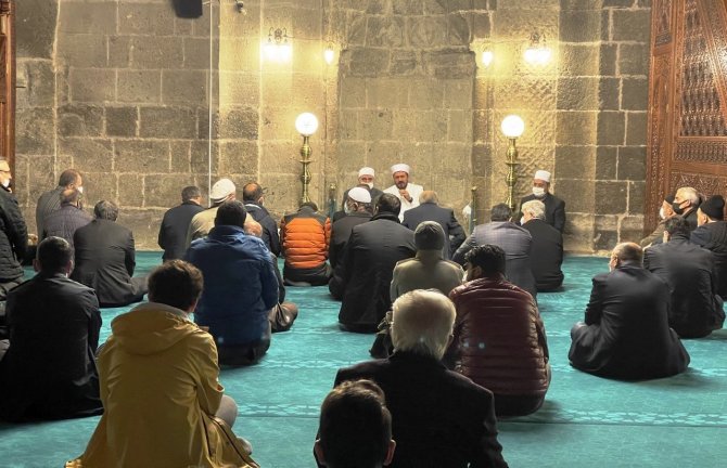 Babası İçin Kuran-ı Kerim Okudu