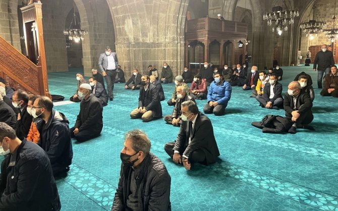 Babası İçin Kuran-ı Kerim Okudu