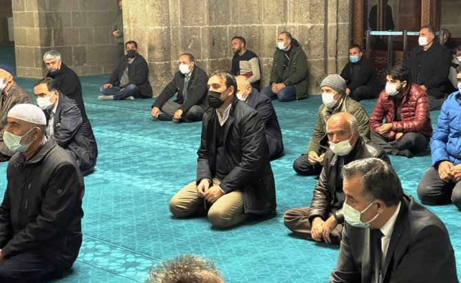 Babası İçin Kuran-ı Kerim Okudu