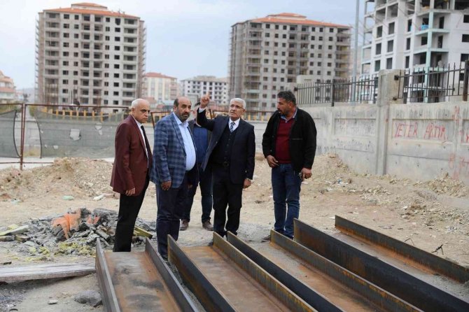 Güder, Yüzme Havuzunda İncelemelerde Bulundu