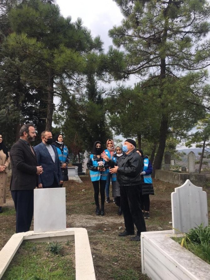 Vefalı Öğrenciler Şehitlerini Unutmadı