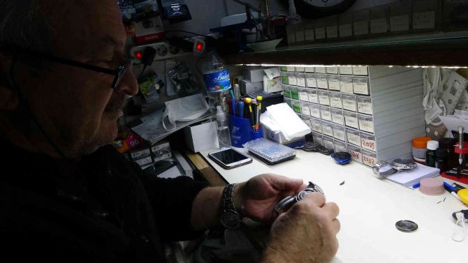 34 Yıldır Saatçi Mesleğini Yaşatıyor