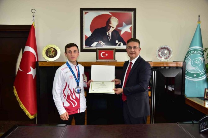Şampiyon Sporculardan Rektör Kuş’a Ziyaret