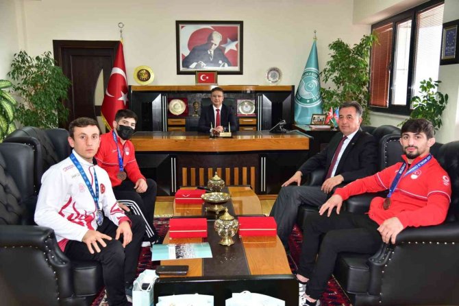 Şampiyon Sporculardan Rektör Kuş’a Ziyaret