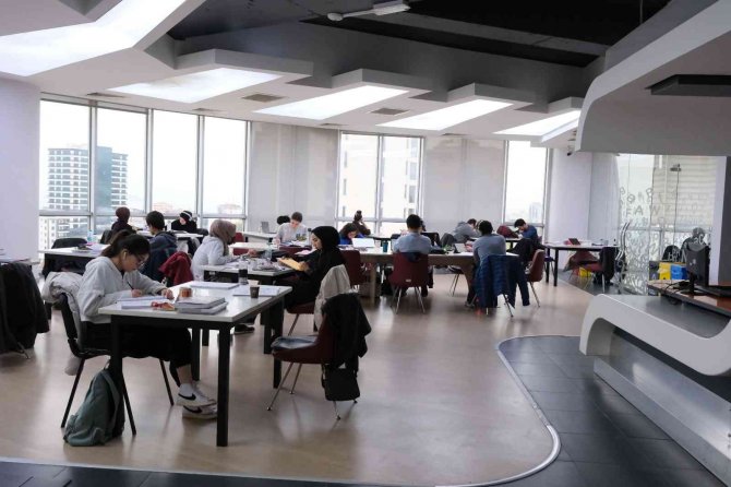 Senih Tongsir Kütüphanesi Üniversite Öğrencilerine Ve Kitap Tutkunlarına Hizmet Veriyor
