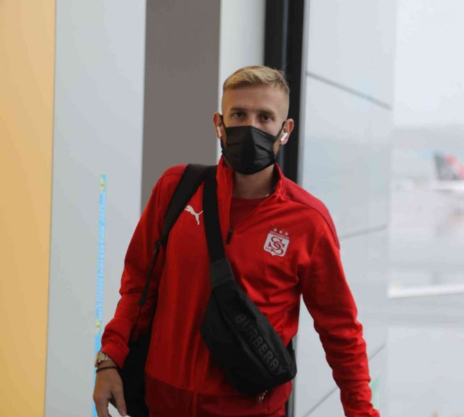Sivasspor Kafilesi İ̇stanbul’a Ulaştı