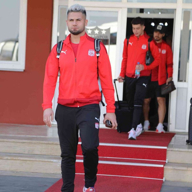Sivasspor Kafilesi İ̇stanbul’a Ulaştı
