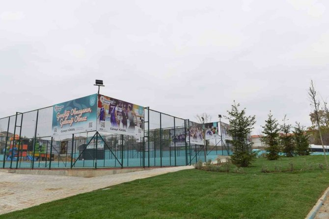 Başkan Yüksel Yapımı Süren Spor Sahalarını Denetledi